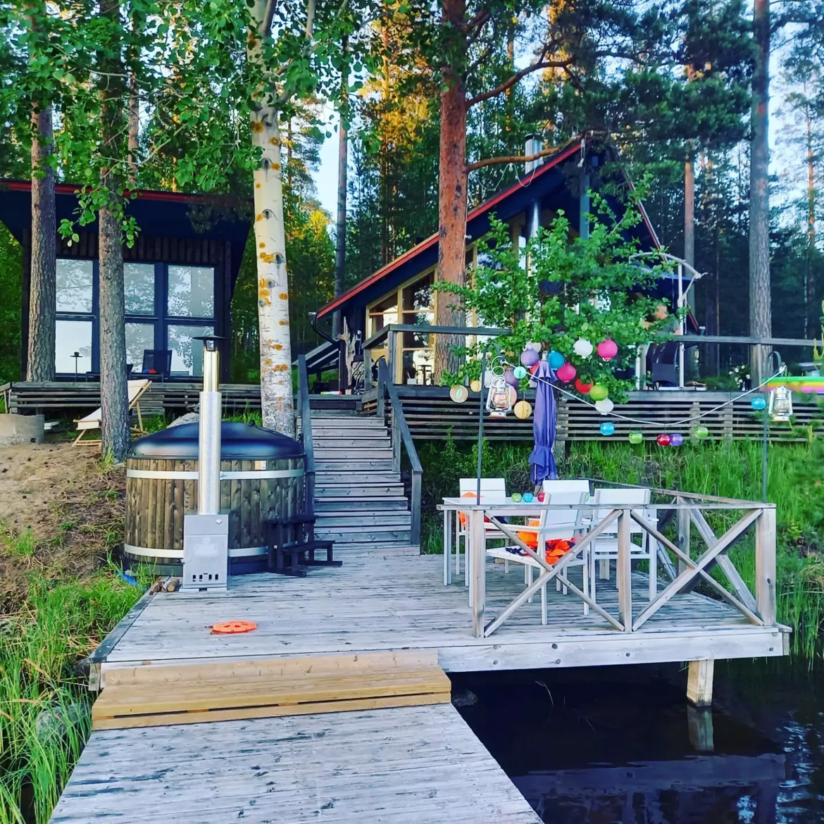 Kuva laiturilta mökille päin
