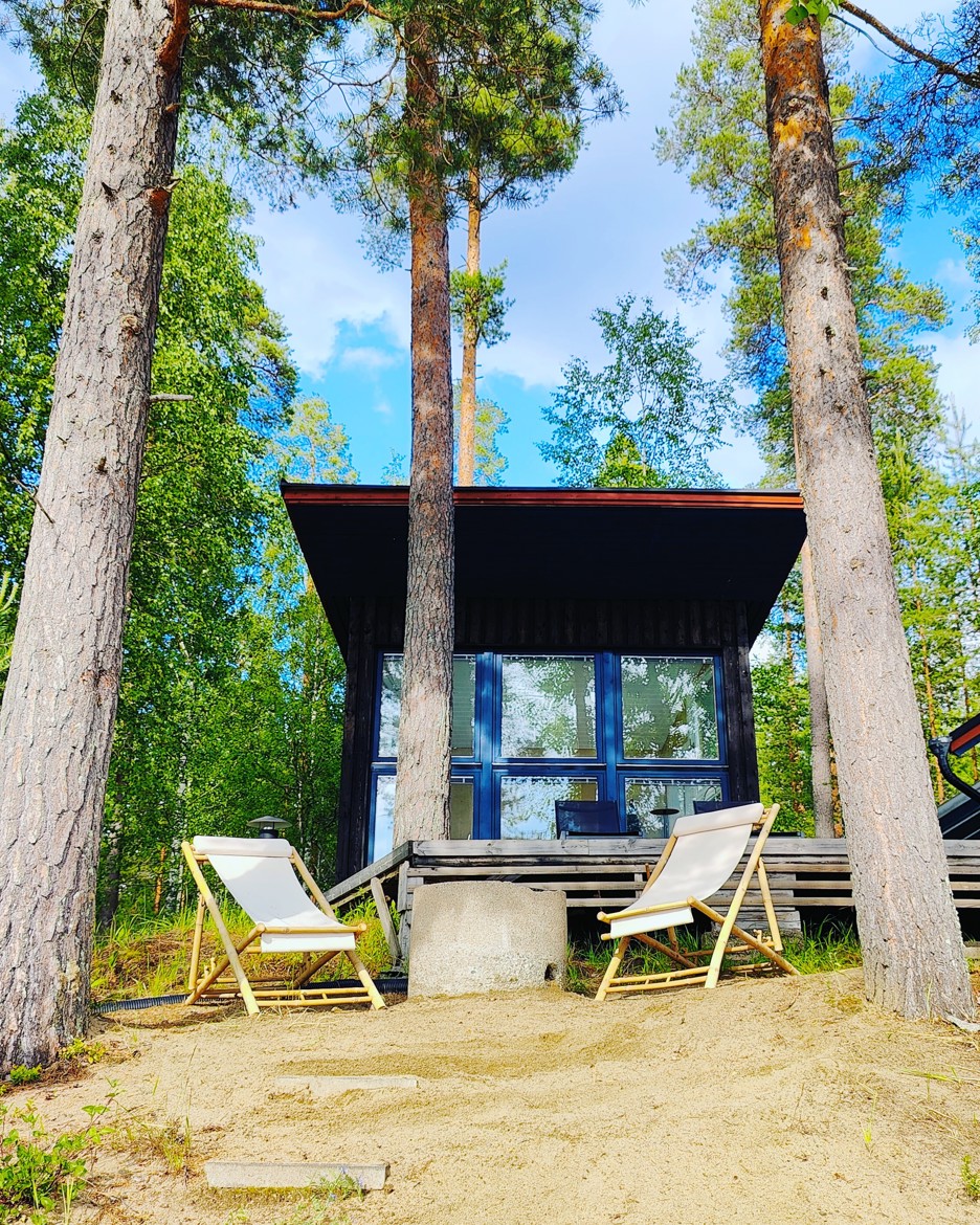 Nuotiopaikka rannassa paljun lähellä